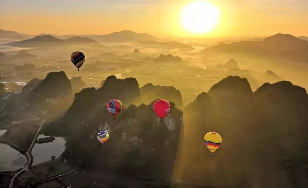 连空气都是甜蜜浪漫的!和妈妈一起乘坐热气球,飞到高空!还在等什么?