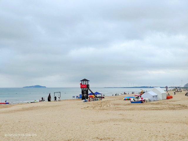 "...石沙滩完美契合，有湛蓝的海面和优雅的海草亭，还有白色的大风车吱悠悠地转着，好像拨慢了时间的钟表_那香海钻石沙滩浴场"的评论图片