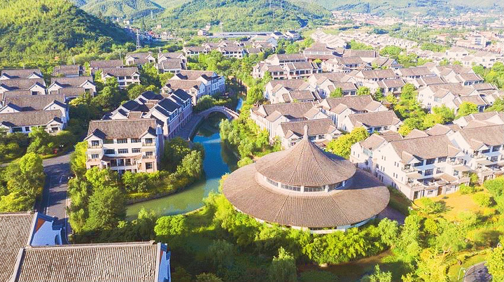 客房分散在周围,以小镇电瓶车作为交通工具,绿植覆盖,空气质量很好