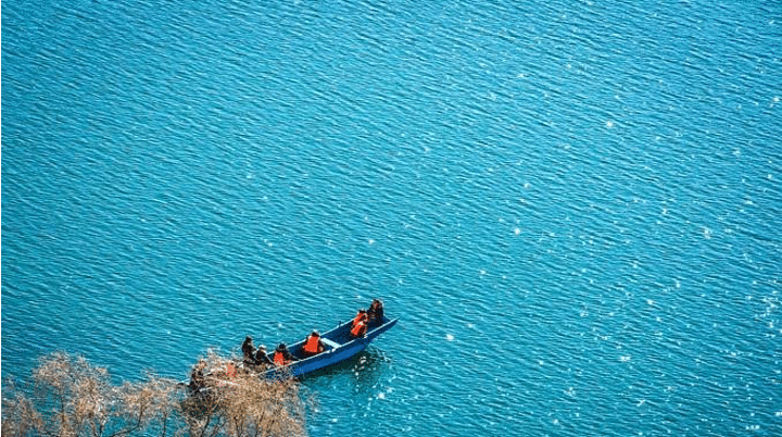 晴天的 泸沽湖 真的特别美,湖面上波光粼粼,湖水特别的蓝,水天一色,美