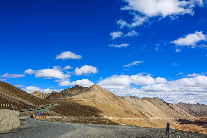 "东达山垭口海拔高度为5130米，是川藏南线上海拔第一高度的垭口，夏季草坪青绿，牦牛成群，风光极为美丽_东达山"的评论图片