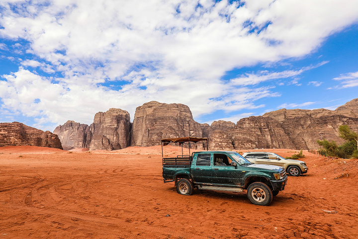 "在酒店租用当地人开车驰骋在月亮峡谷之中，旁边的自然景观让我流连忘返好似回到了纳米比亚的红沙漠一..._月亮峡谷"的评论图片