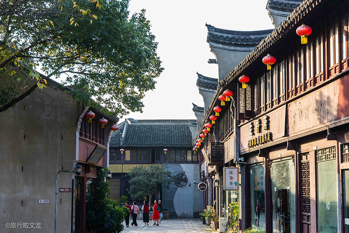 我们来到 嘉兴 梅湾街,这是一条老街,这里还是 江南 水乡传统民居的