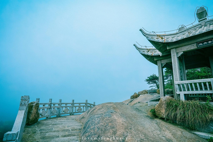 "...，这些远看似古堡魏立的天柱山岩石，在西关群峰垂直节理中非常发育，形成了横看成岭侧成峰的美丽景致_天柱山"的评论图片