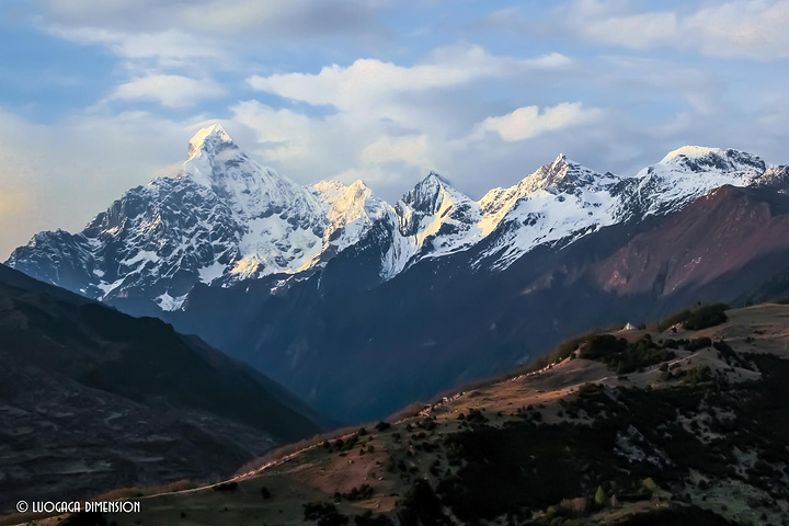 "观看四姑娘山全景及日照金山最佳的位置，就是位于巴朗山上的猫鼻梁观景台，之前路过过好几次，都没在..._猫鼻梁"的评论图片