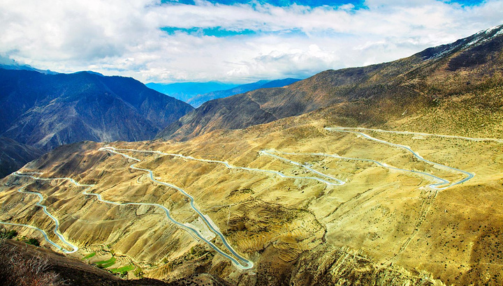 下降到海拔约3100米的怒江峡谷,相对高差近1500米,盘山公路约12公里