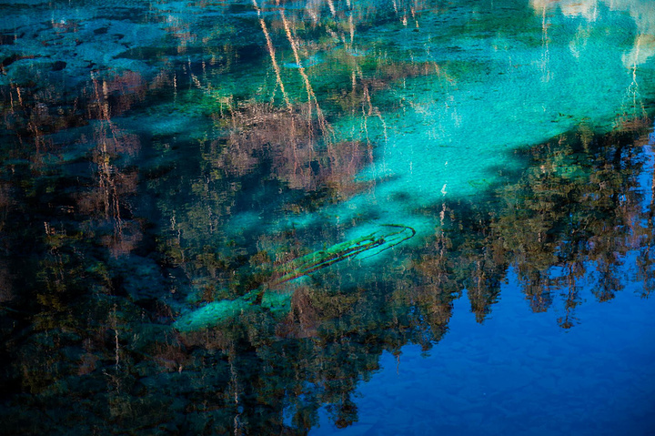 "...明是清透明亮的池水，却有着五彩斑斓的色彩，面对这浓墨重彩如油画一般的奇妙之景，我们彻底被俘获了_五彩池"的评论图片