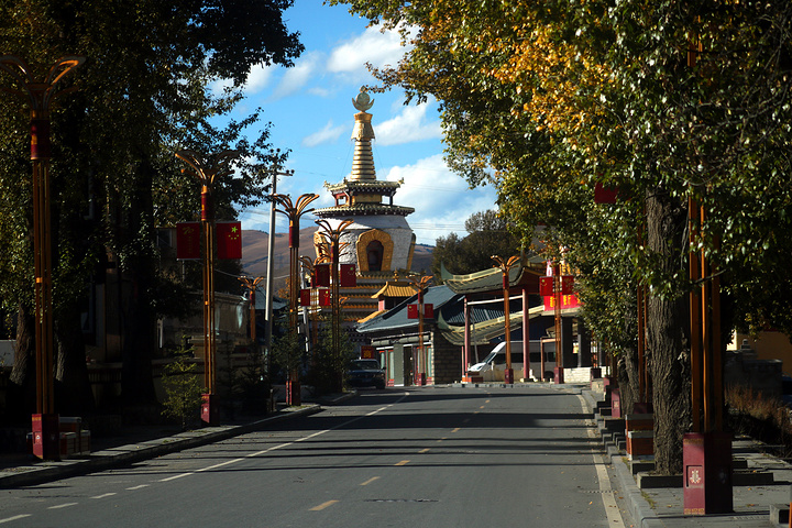 驱车直前八美镇,想看看另一角度的雅拉雪山. 远处不知什么寺