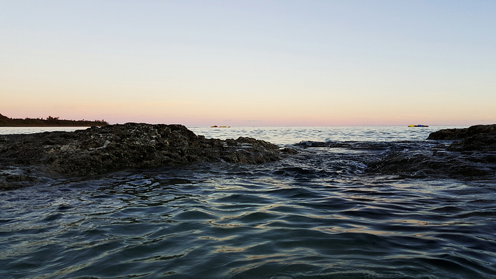 "夕阳沉海的美景，入夜则可以看见漫天闪耀的点点星光。由于鲜有游客造访，还保持着自然的风貌_垦丁白沙湾海滩"的评论图片