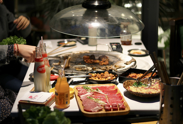 在此之前吃过各色各样的韩式日式烤肉,却独独欣赏西昌这款豪放型的