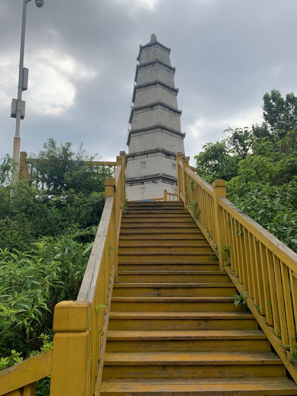 安順白塔所在的塔山公園是絕對禁菸的因周圍樹木比較茂盛容易引發山火