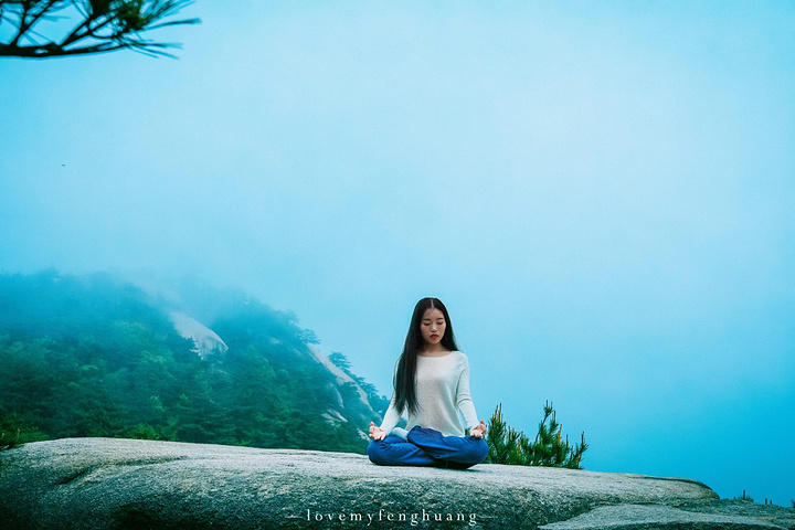 "...，这些远看似古堡魏立的天柱山岩石，在西关群峰垂直节理中非常发育，形成了横看成岭侧成峰的美丽景致_天柱山"的评论图片