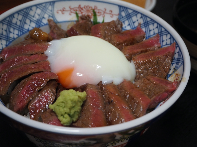 "这家百年老家的红牛肉肉色鲜红，不过脂肪含量不高，做出的美食健康又回味无穷_Imakin Shokudo"的评论图片