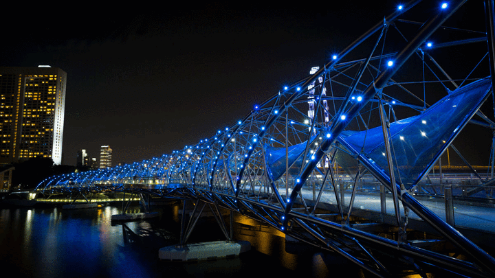 "桥中间有个圆形瞭望台，供人们休息和欣赏风景。说回新加坡双螺旋桥，它是世界第一座人行螺旋桥_双螺旋桥"的评论图片