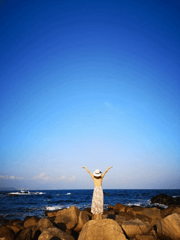 "情人岛的景色是蜈支洲最美的地方（自我感觉）这里视野很开阔，海浪声很大，这会夕阳快要落山了，坐在..._蜈支洲岛"的评论图片