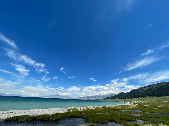 初见赛里木湖我们又被这美景惊艳到了沿途的风景也十分漂亮车窗中的