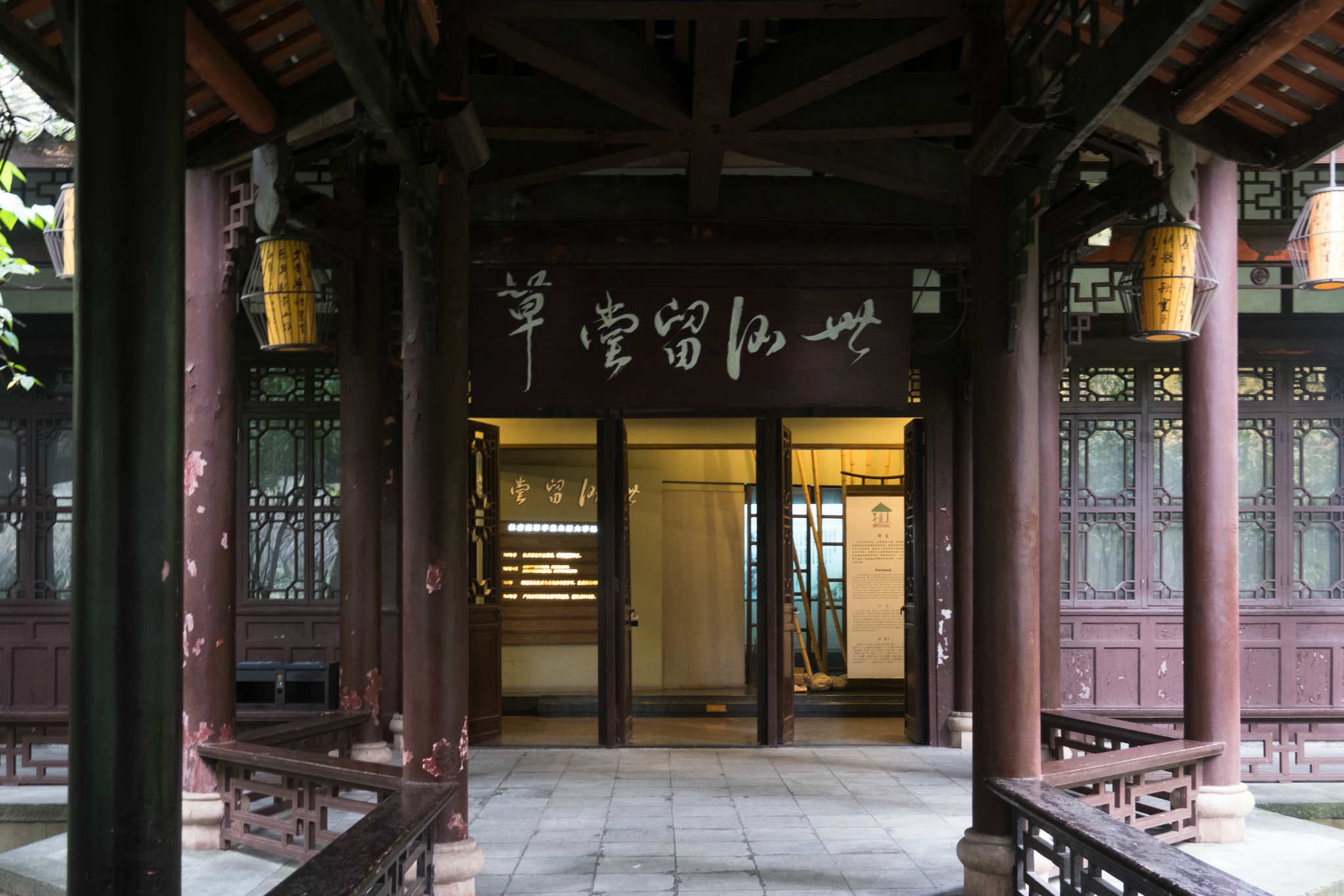 诗史堂正后方,银杏叶在风中缓缓飘落 诗史堂两侧,分别是杜甫生平和诗