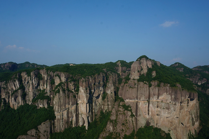 "景色确实非常不错。神仙居横跨的面积很大，周围众山巍兀独立，险峻无比_神仙居"的评论图片