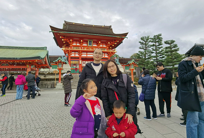 "伏见稻荷大社的入口，这里矗立着由丰臣秀吉于1589年捐赠的大鸟居，后面便是神社的主殿及其他建筑物_伏见稻荷大社"的评论图片