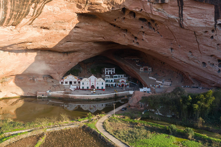 "今天我就带你走进一个神奇的山洞四寺，它就是位于郴州市永兴县的龙华山公园内。该坦山势雄峻，风景如画_龙华山公园"的评论图片