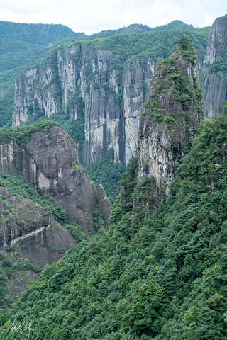 頭望去是仙境般的神仙居火山流紋岩地貌天淅瀝瀝下著小雨地板都溼透了