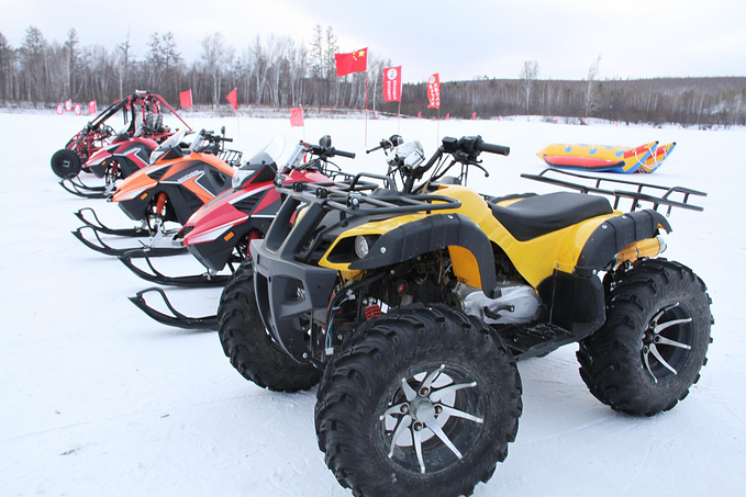 疯狂雪地车图片