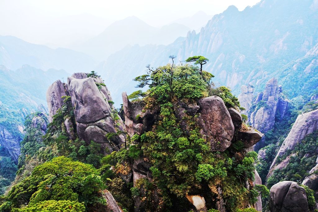 三清山主峰玉京峰海拔18199米终年云缠雾绕充满仙风神韵如仙境一般