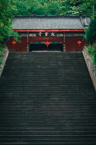 太极天坑旁有一个感灵寺,看着满墙的许愿牌,有关于姻缘的,学业的,健康