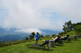 热舞、烤肉和温泉的夏天