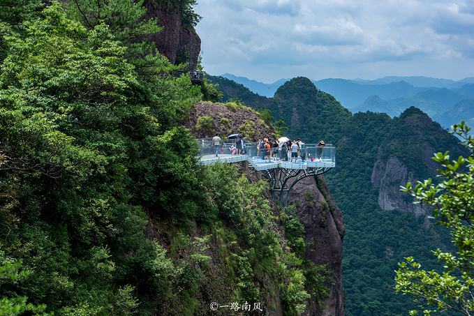 深谷之上的莲花台图片