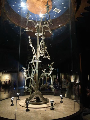 三星堆博物馆sanxingduimuseum于1992年8月奠基1997年10月建成开
