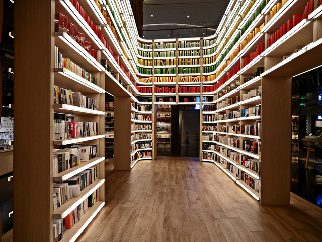 "...在每一层书架上，被称为网红书店确实没错，这里真的很好看，不仅仅是拍照好看，而且有独特的设计风格_广州K11购物艺术中心"的评论图片