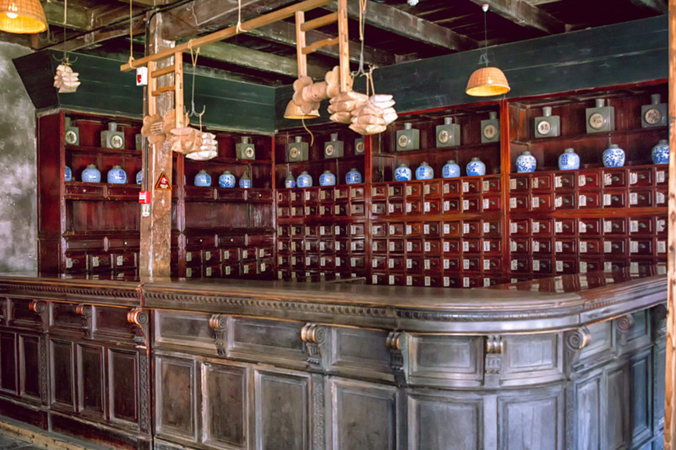 还有问诊的柜台一应俱全,生动地还原了当时药铺悬壶济世的场景