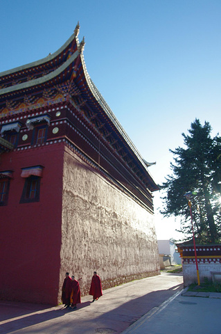 "格尔登寺是四川境内最大格鲁教派寺院，位于阿坝县城西北角，寺院建筑鳞次栉比，颇为壮观_格尔登寺院"的评论图片