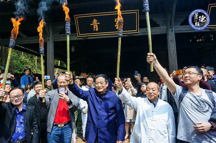 "赶上了江西省的旅游消费节，门票可以享受半价优惠，非常划算~在这里不仅可以看到徽派的祠堂和古宅，打卡_景德镇古窑民俗博览区"的评论图片