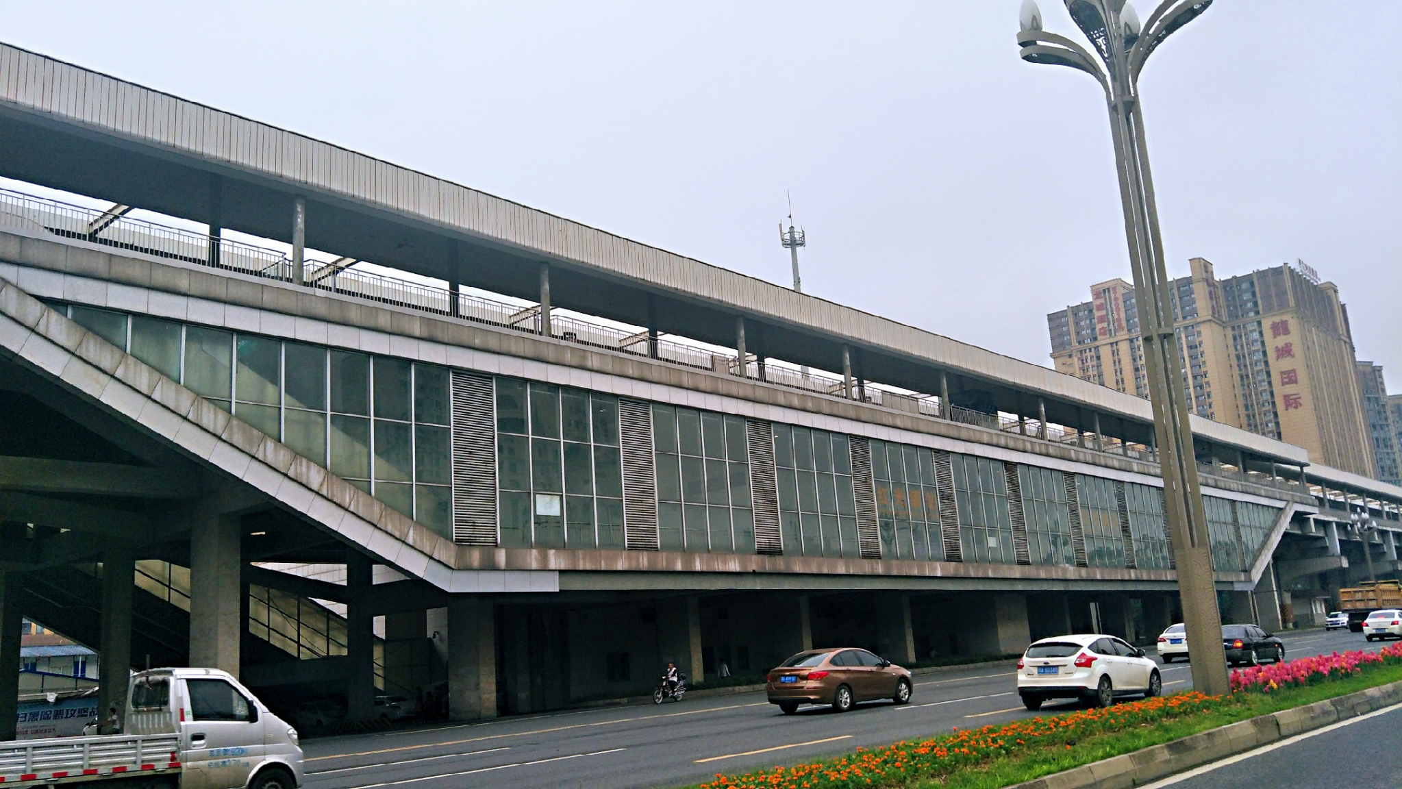 红光镇站全景,真的不好拍,太长了,换了好几个地方才拍到全景.