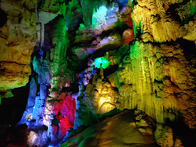 "双河洞国家地质公园，位于遵义市绥阳县温泉镇，是中国最大的溶洞群。绝对是探险者的乐园_双河溶洞"的评论图片