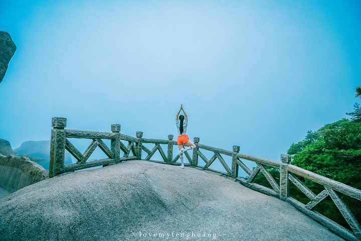 "...，这些远看似古堡魏立的天柱山岩石，在西关群峰垂直节理中非常发育，形成了横看成岭侧成峰的美丽景致_天柱山"的评论图片