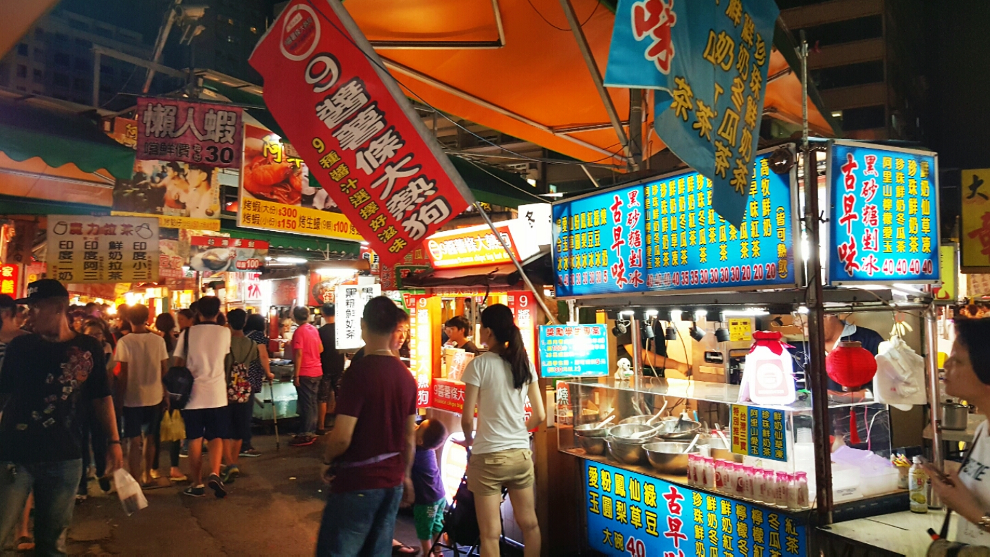 瑞丰夜市的推荐小吃有万国铁板面蒙古烤肉沙嗲烤肉上海香酥鸡古早味