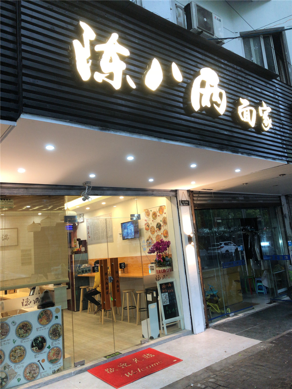 还是棒棒的哦,这边发现有围兜还有扎头发的可以自取这