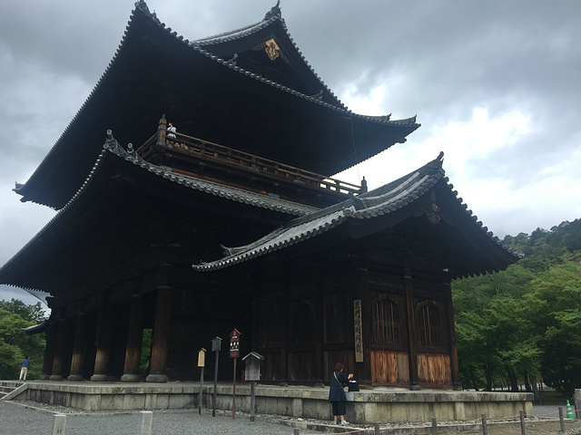 "它是京都城内占地面积最大，拥有众多分寺的一座寺院。不过，和日本许多建筑一样，这里也遭遇了大火焚毁_南禅寺"的评论图片
