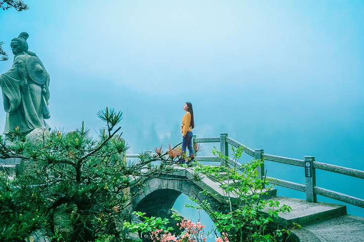 "...，这些远看似古堡魏立的天柱山岩石，在西关群峰垂直节理中非常发育，形成了横看成岭侧成峰的美丽景致_天柱山"的评论图片