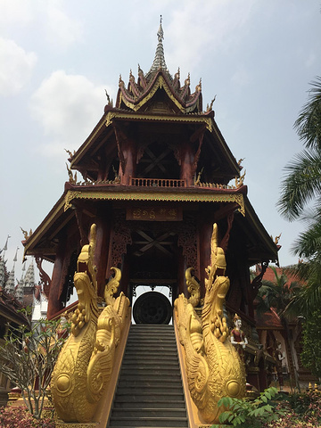 "金碧辉煌、肃穆庄严，风格与泰国寺庙相似，有时有种置身于泰国的错觉_西双版纳总佛寺"的评论图片