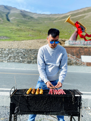 "晚上到达宝兴神木垒跷碛藏寨，入住酒店。兼职羊肉串的隔壁老王，吃饱可以吹号_夹金山垭口"的评论图片