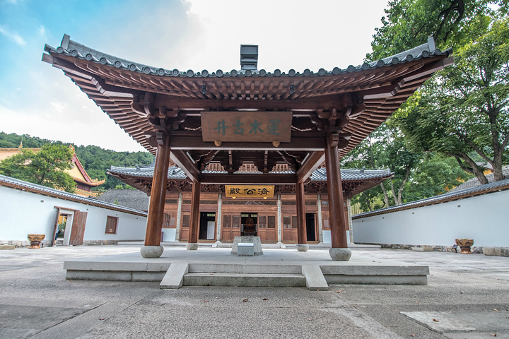 淨慈寺,如今為了紀念這位高僧大德,杭州官方在寺院內建造濟公殿與