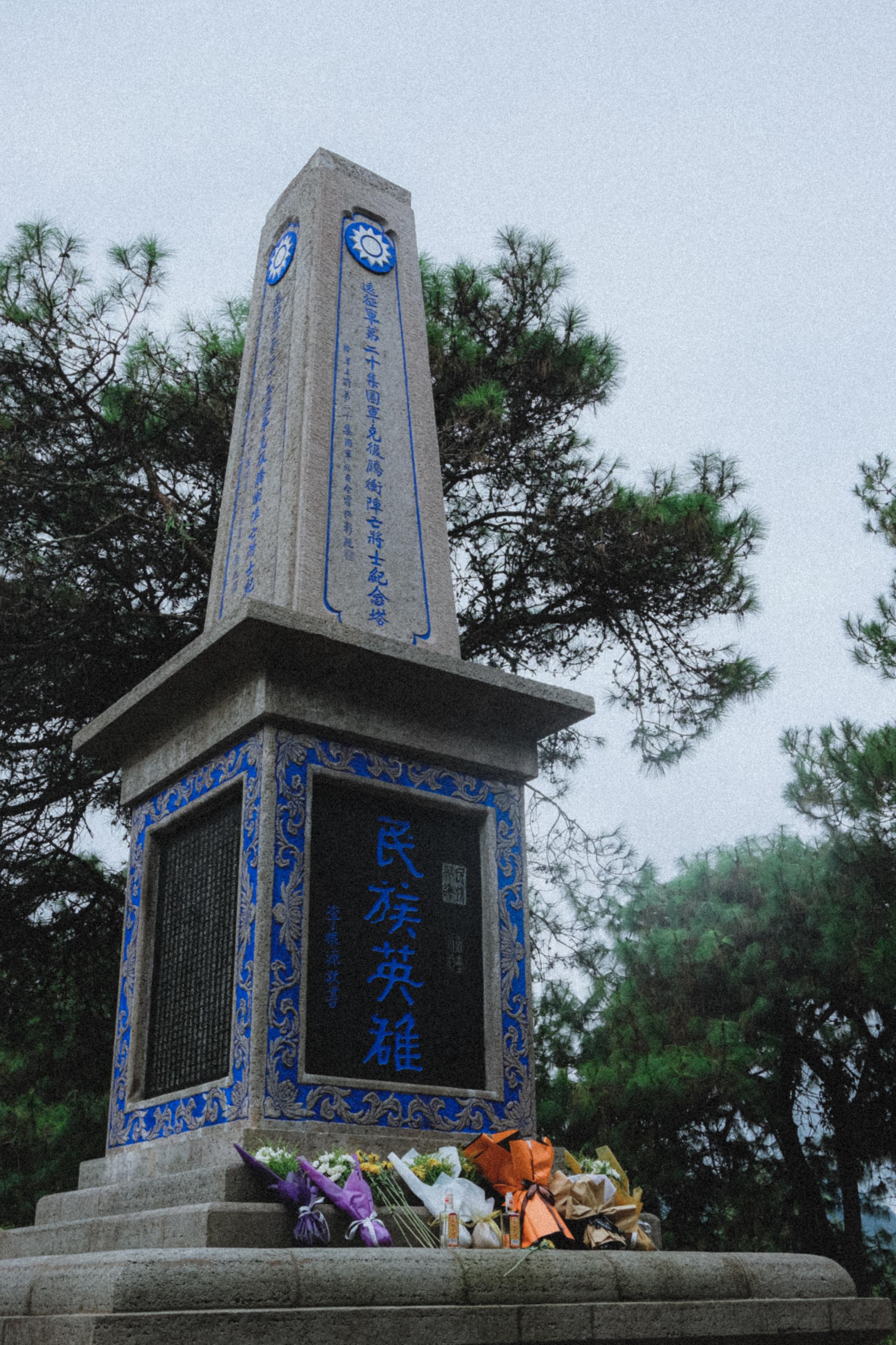 【胡耀邦墓面对鄱阳湖，紧靠庐山，有73级石阶象征主人73年人生| 胡耀邦墓位于江西省九江市共青城市的】_傻大方