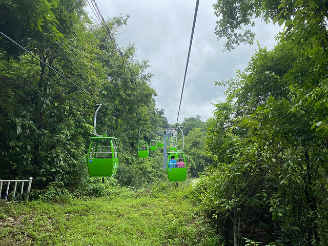 "阴雨天气的大瀑布景区真的宛如人间仙境，虽然全身都是水汽，但眼睛得到了满足_黄果树瀑布"的评论图片