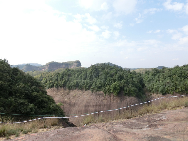 "高椅岭是一个绝对值得一去再去的好地方，经典的丹霞地貌，山水犬牙交错，奇形怪状，不是鬼斧神工，而..._高椅岭旅游区"的评论图片