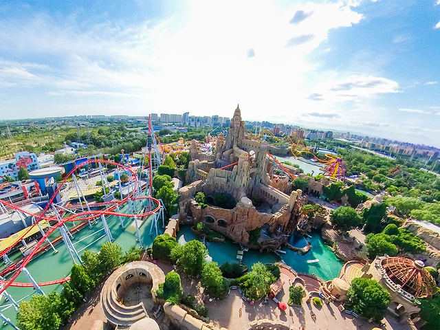 乐园由峡湾森林,爱琴港,失落玛雅,香格里拉,甜品王国,亚特兰蒂斯,欢乐