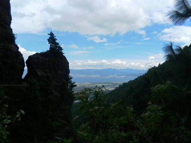 "一般游览苍山，可选择从中和索道或感通索道上到半山腰，沿玉带云游路步行欣赏沿途美景，到七龙女池中..._苍山"的评论图片